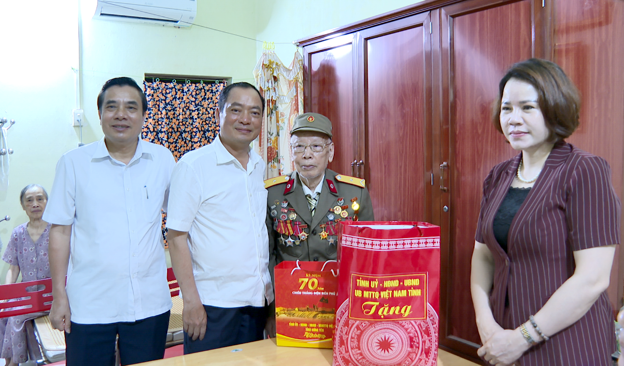 Đồng chí Phó Bí thư Tỉnh ủy, Chủ tịch UBND tỉnh Trần Quốc Văn thăm, tặng quà các gia đình chính sách, chiến sĩ Điện Biên Phủ tại thành phố Hưng Yên