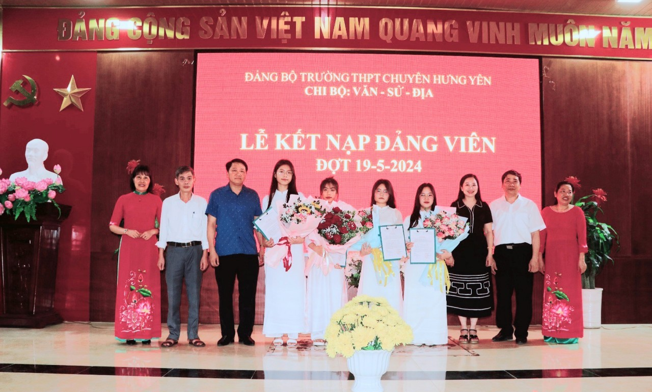 Chi bộ Văn – Sử - Địa, Đảng bộ trường THPT Chuyên Hưng Yên   kết nạp 4 đảng viên là học sinh lớp 12