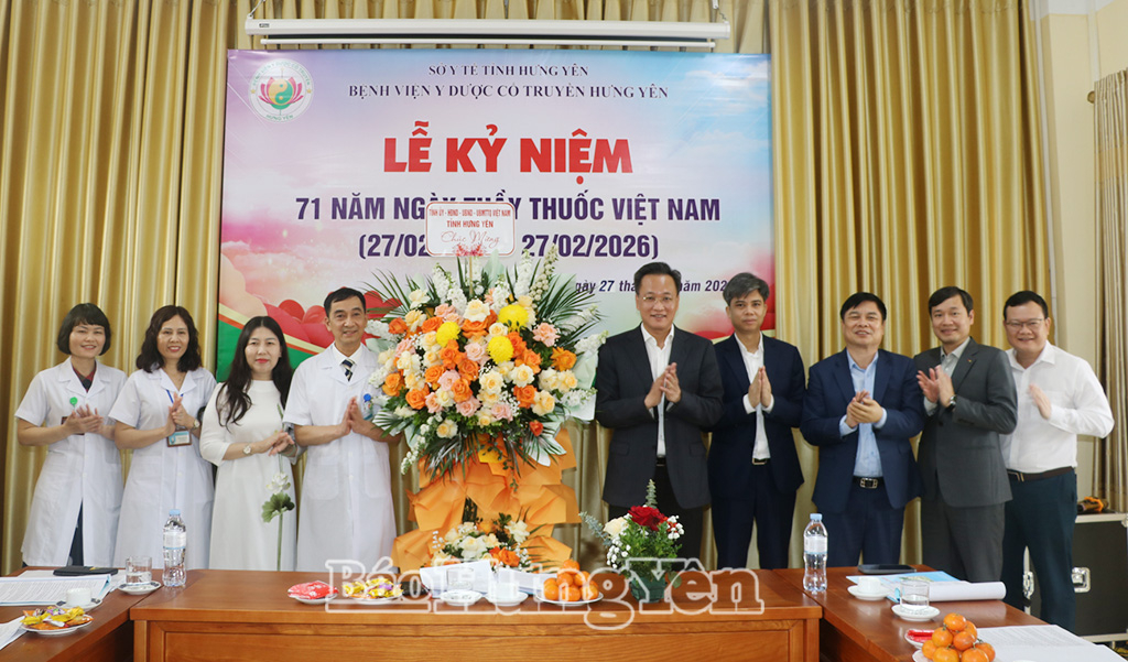 Đồng chí Bí thư Tỉnh ủy Nguyễn Hữu Nghĩa thăm, chúc mừng đơn vị y tế và thầy thuốc tiêu biểu