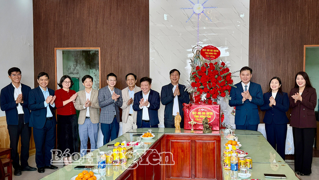 Đồng chí Phó Chủ tịch Thường trực UBND tỉnh thăm, chúc mừng Giáng sinh tại Giáo xứ Duyên Lãng