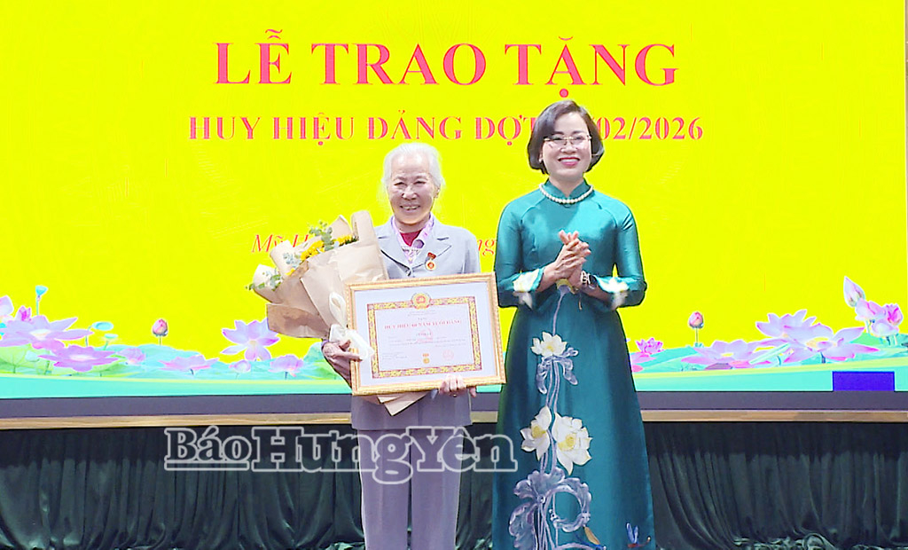Đảng ủy phường Mỹ Hào và Thượng Hồng trao Huy hiệu Đảng đợt 3/2