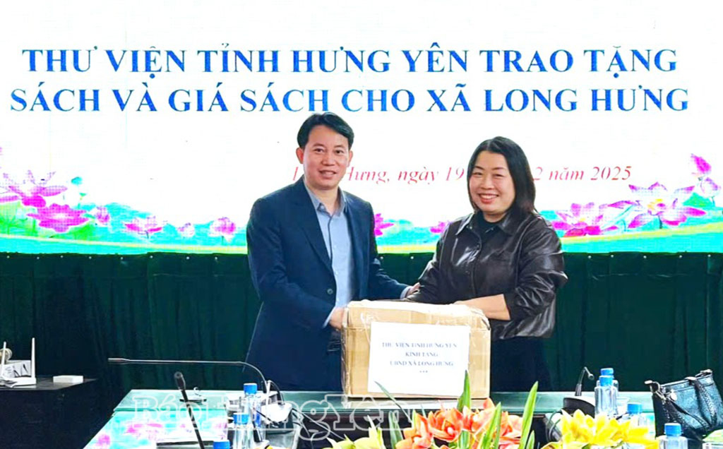 Thư viện tỉnh trao tặng, luân chuyển 500 bản sách cho xã Long Hưng