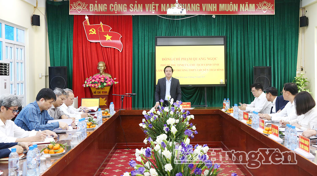 Đồng chí Phạm Quang Ngọc, Phó Bí thư Tỉnh ủy, Chủ tịch UBND tỉnh khảo sát, làm việc với một số đơn vị ngành y tế, giáo dục