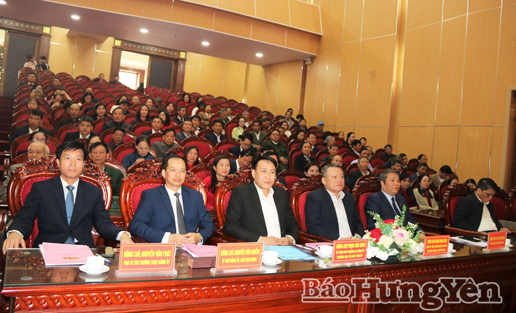 Trao Huy hiệu Đảng tặng các đảng viên