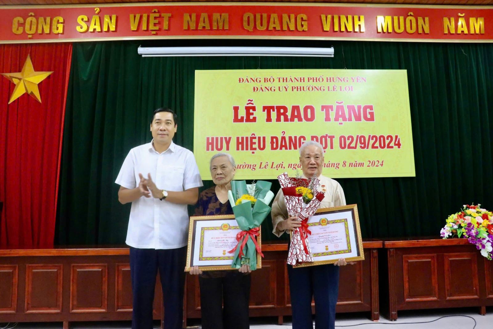 ĐẢNG BỘ PHƯỜNG LÊ LỢI (TPHY) TRAO HUY HIỆU ĐẢNG ĐỢT 2/9/2024