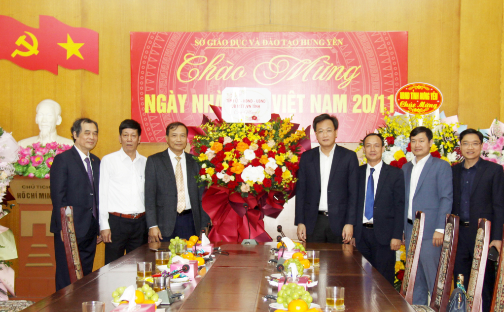 Đồng chí Bí thư Tỉnh ủy Nguyễn Hữu Nghĩa chúc mừng Ngày Nhà giáo Việt Nam 20/11