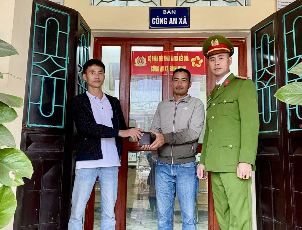 Nhặt được của rơi trả lại người đánh mất