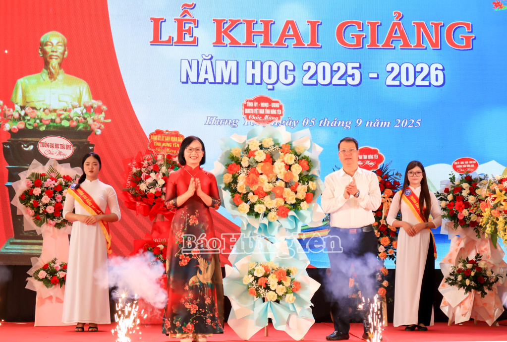 Đồng chí Phó Bí thư Tỉnh ủy, Chủ tịch Ủy ban MTTQ Việt Nam tỉnh Nguyễn Mạnh Hùng dự lễ khai giảng năm học mới tại Trường THCS Vũ Phúc và Trường Cao đẳng Sư phạm Thái Bình