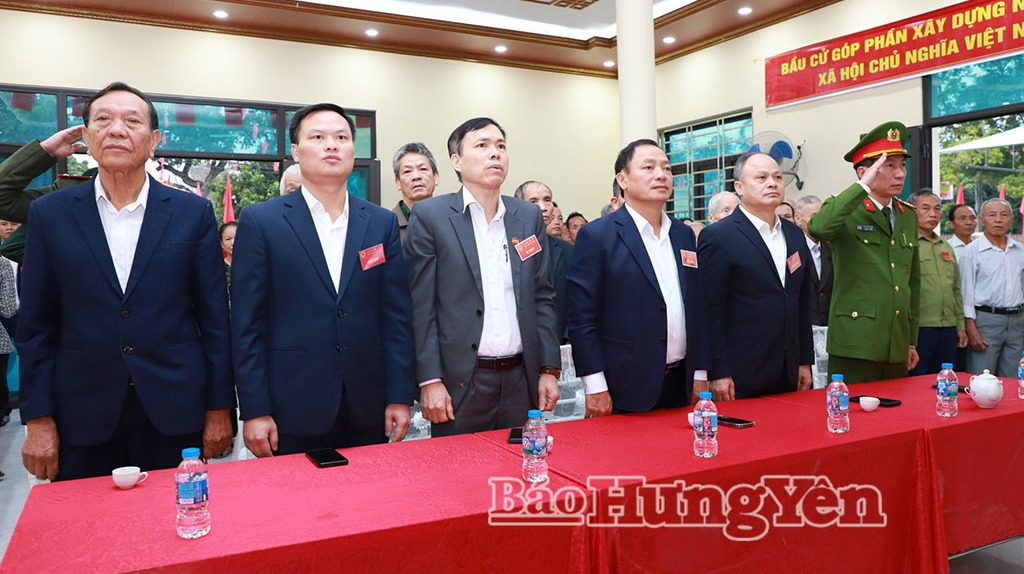 Đồng chí Phó Bí thư Tỉnh ủy, Chủ tịch HĐND tỉnh Trần Quốc Văn dự lễ khai mạc bầu cử tại xã Xuân Trúc