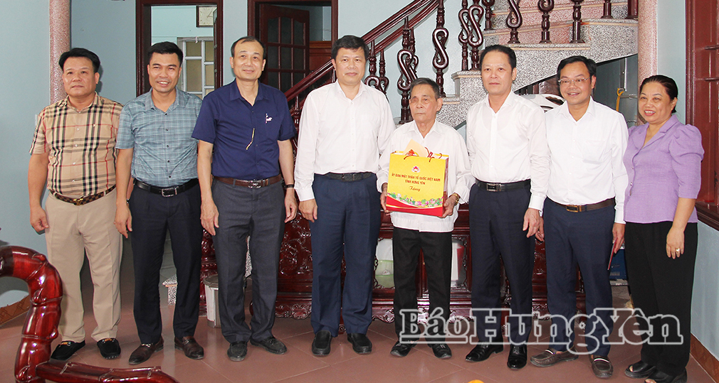 Đồng chí Trần Quốc Toản, Phó Bí thư Thường trực Tỉnh ủy, Chủ tịch Ủy ban MTTQ Việt Nam tỉnh thăm, tặng quà Bà mẹ Việt Nam Anh hùng, thương binh