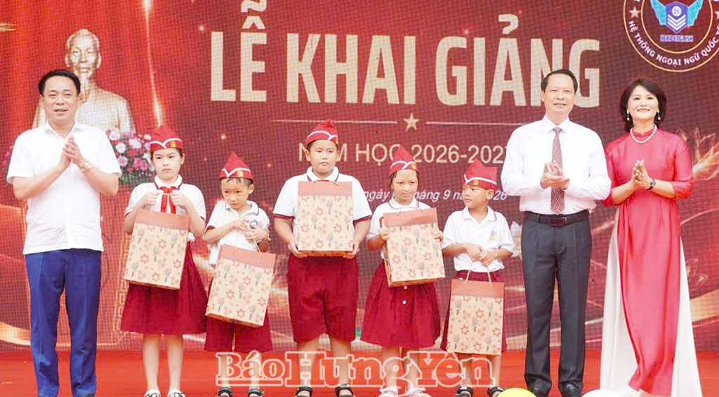Đồng chí Trưởng ban Nội chính Tỉnh ủy Hoàng Thái Phúc dự lễ khai giảng tại Trường Tiểu học Vũ Phúc