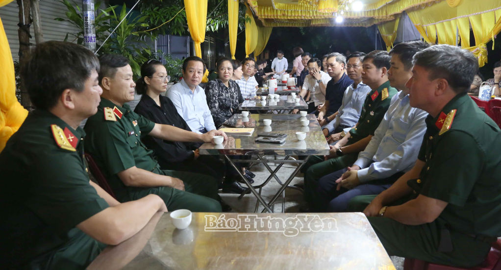 Đồng chí Bí thư Tỉnh ủy cùng lãnh đạo Quân khu 3 thăm hỏi, động viên gia đình Thiếu tá Trần Văn Tùng hy sinh khi cứu người