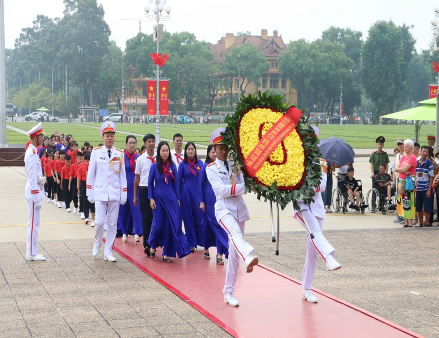 Hội LHPN thành phố Hưng Yên Tổ chức Lễ báo công dâng Bác cho đoàn học sinh giỏi  là trẻ em mồ côi và trẻ em có hoàn cảnh khó khăn năm học 2023 - 2024