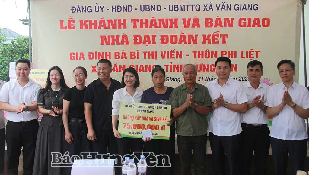 Bàn giao nhà Đại đoàn kết cho hộ cận nghèo