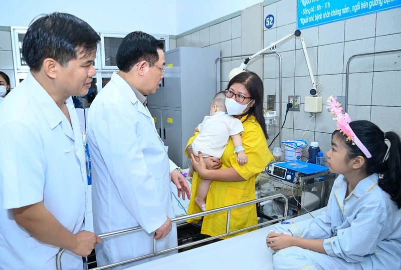 Chủ tịch Quốc hội đến thăm hỏi các nạn nhân trong vụ cháy chung cư tại quận Thanh Xuân (Hà Nội)