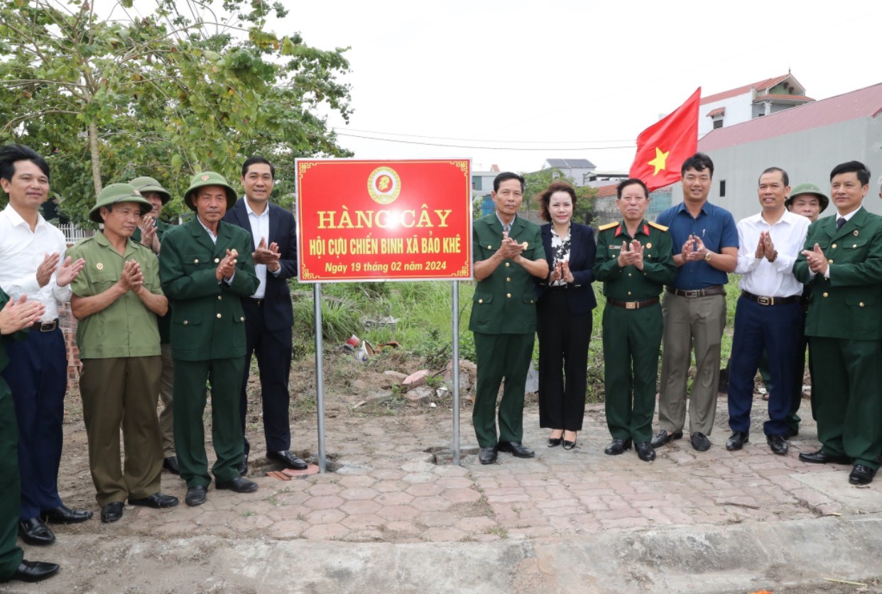 HỘI CỰU CHIẾN BINH THÀNH PHỐ  PHÁT ĐỘNG TẾT TRỒNG CÂY ĐỜI  ĐỜI NHỚ ƠN BÁC HỒ TẠI XÃ BẢO KHÊ.