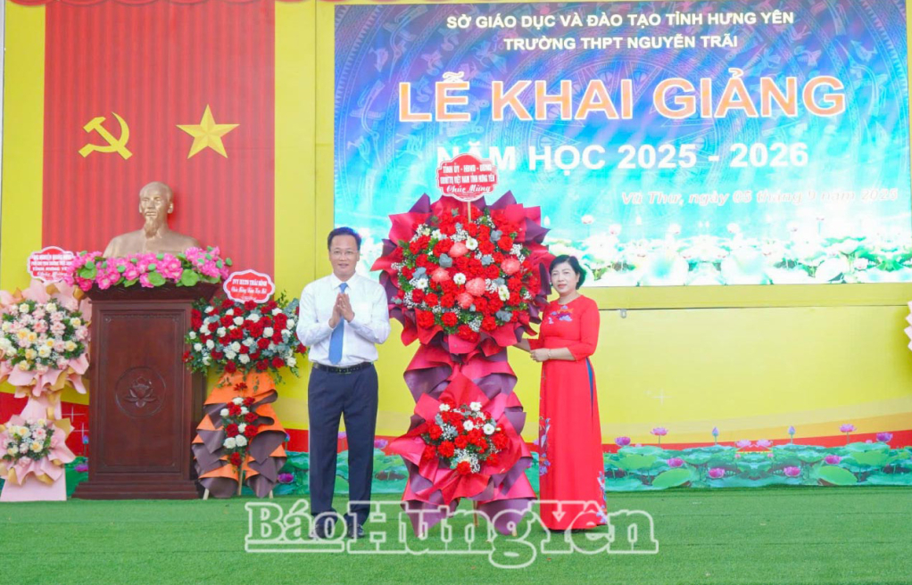 Đồng chí Bí thư Tỉnh ủy Nguyễn Hữu Nghĩa dự lễ khai giảng năm học 2025 - 2026 tại Trường THPT Nguyễn Trãi