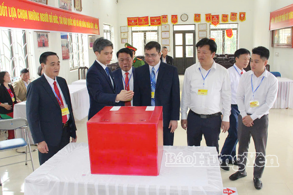 Đồng chí Trưởng ban Tuyên giáo và Dân vận Tỉnh ủy Nguyễn Văn Chiến kiểm tra công tác bầu cử tại một số địa phương