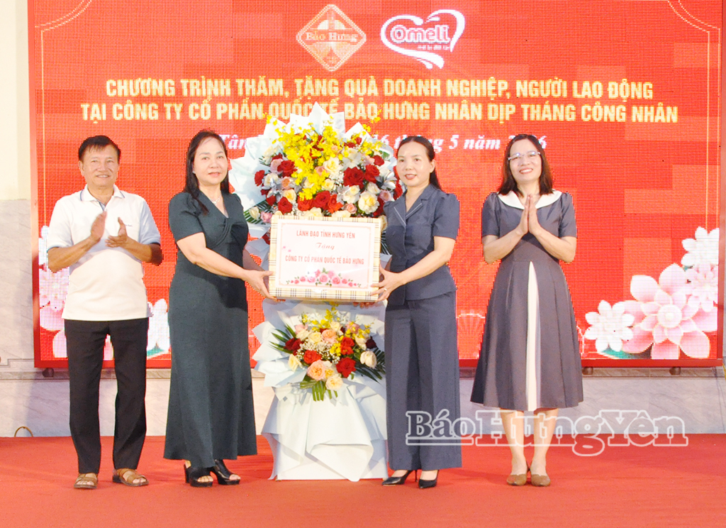 Đồng chí Phó Chủ tịch Thường trực Ủy ban MTTQ Việt Nam tỉnh Ngô Thị Kim Hoàn tặng quà cho người lao động có hoàn cảnh khó khăn