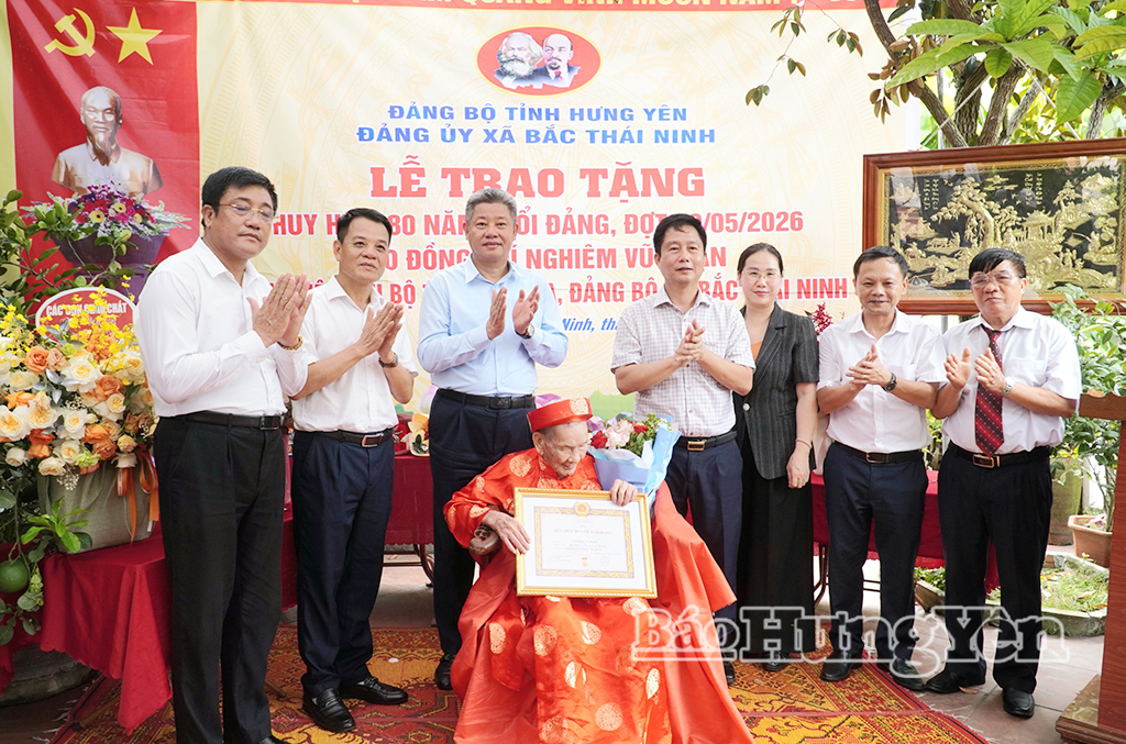 Đồng chí Nguyễn Mạnh Quyền, Phó Bí thư Tỉnh ủy, Chủ tịch UBND tỉnh trao Huy hiệu Đảng tặng các đảng viên cao tuổi