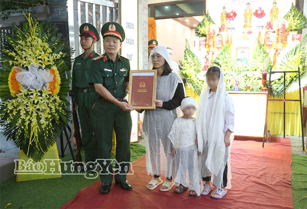 Trao Quyết định truy thăng quân hàm sĩ quan trước thời hạn đối với đồng chí Trần Văn Tùng