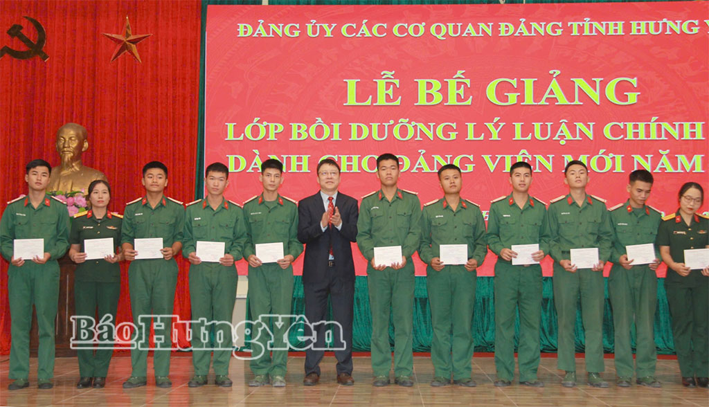 Bế giảng lớp bồi dưỡng lý luận chính trị dành cho đảng viên mới năm 2025