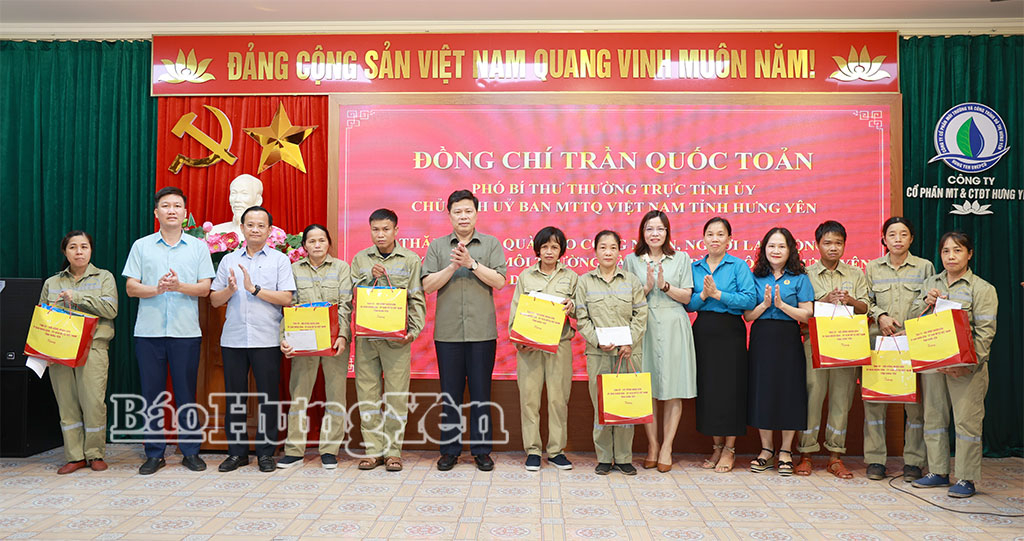 Đồng chí Trần Quốc Toản, Phó Bí thư Thường trực Tỉnh ủy, Chủ tịch Ủy ban MTTQ Việt Nam tỉnh tặng quà cho người lao động có hoàn cảnh khó khăn