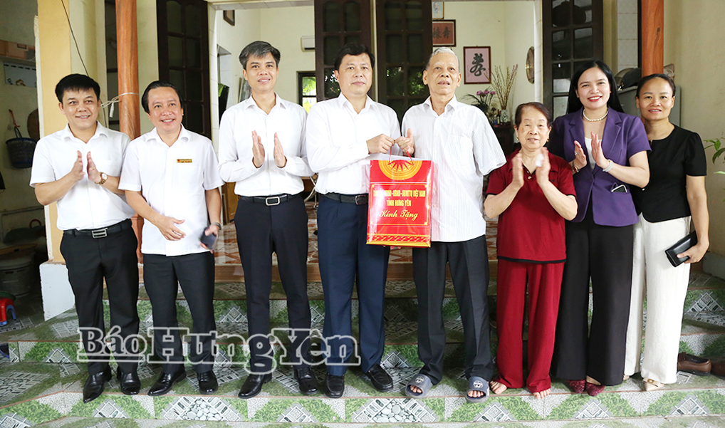 Đồng chí Trần Quốc Toản, Phó Bí thư Thường trực Tỉnh ủy, Chủ tịch Ủy ban MTTQ Việt Nam tỉnh thăm, tặng quà gia đình người có công với cách mạng
