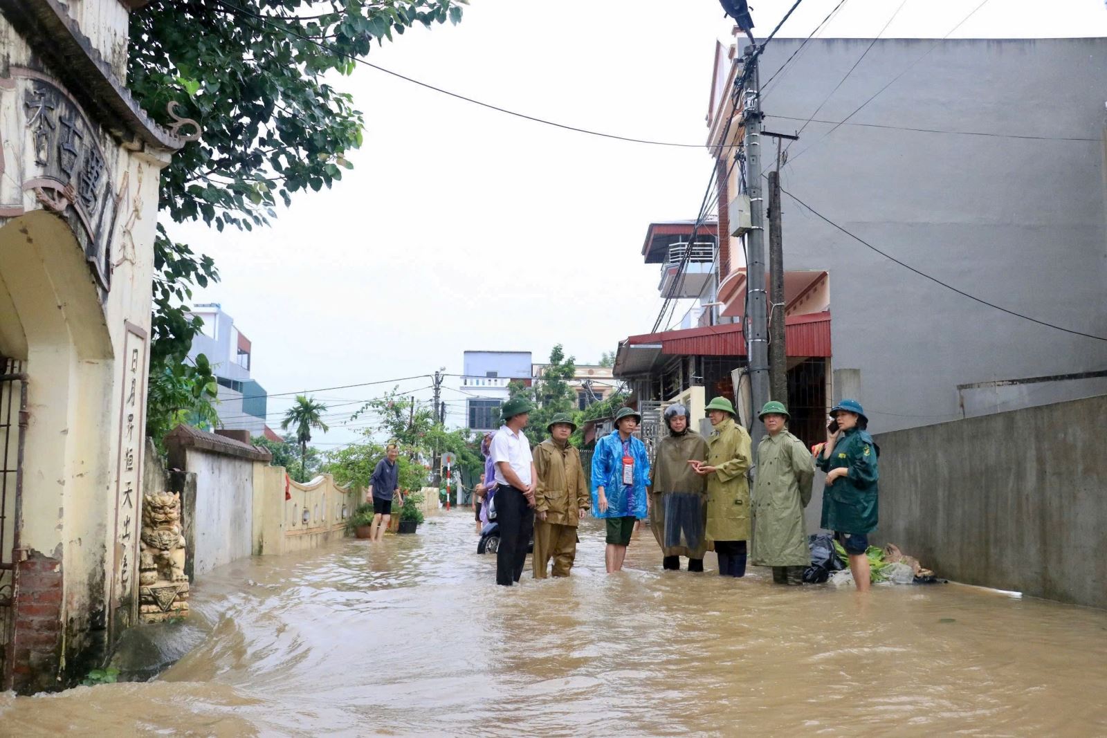 Đồng chí Lương Công Chanh, Phó Bí thư Thường trực Thành ủy, Chủ tịch HĐND Thành phố đi kiểm tra, chỉ đạo công tác di dời người dân, tài sản ra khỏi vùng ngập úng.