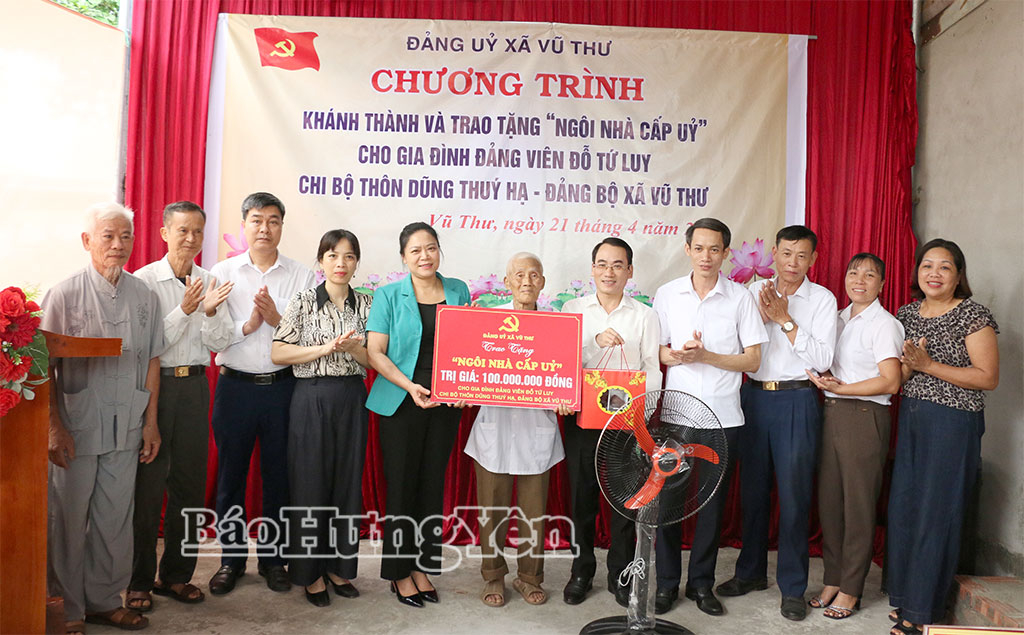 Xã Vũ Thư: Khánh thành và trao tặng “Ngôi nhà cấp ủy”