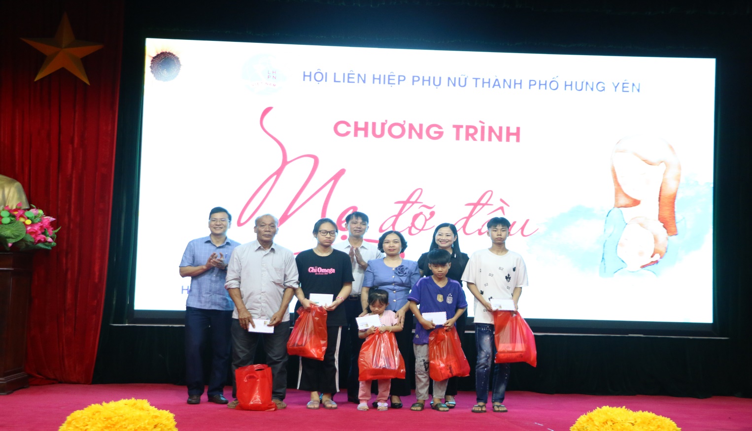 Hội Liên hiệp Phụ nữ thành phố Trao bảo trợ, tặng quà cho phụ nữ và trẻ em nghèo có hoàn cảnh khó khăn, đợi 1 năm 2024