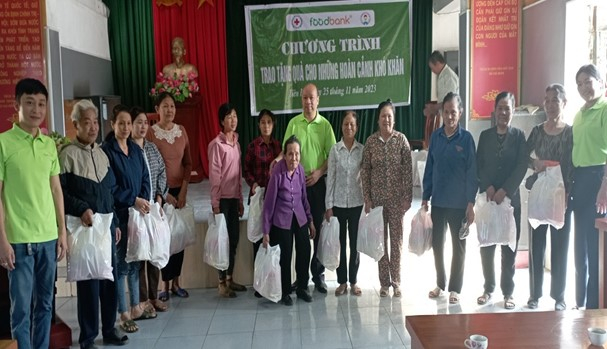 Trao quà tặng người có hoàn cảnh khó khăn