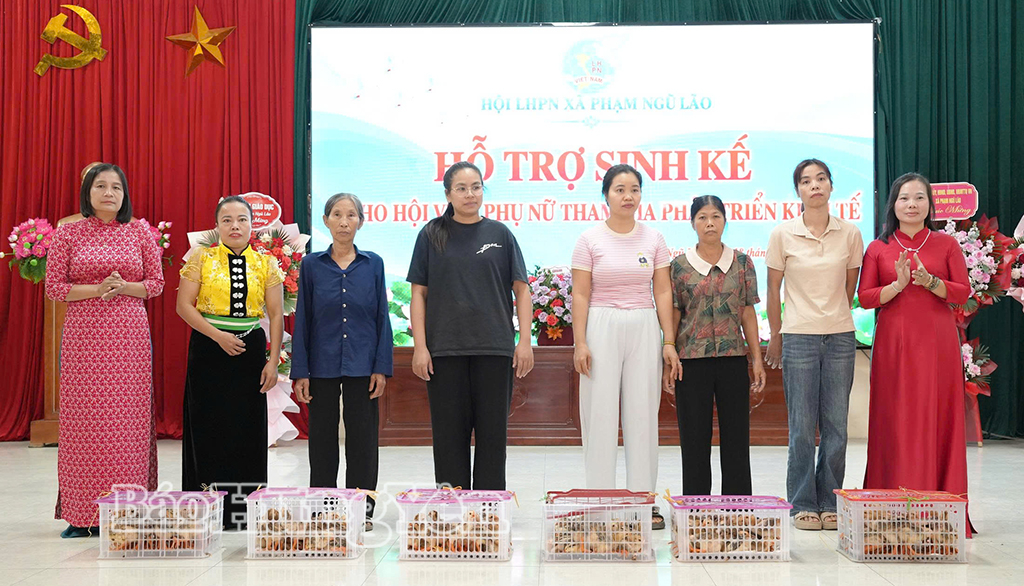 Xã Phạm Ngũ Lão trao sinh kế cho hội viên phụ nữ và kinh phí mẹ đỡ đầu