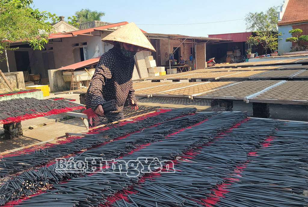 Làng nghề làm hương tổ dân phố Cao rộn ràng vào vụ sản xuất