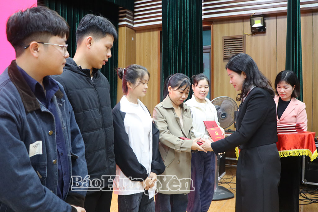 Trao giấy chứng nhận bồi dưỡng lý luận chính trị cho 106 đảng viên mới