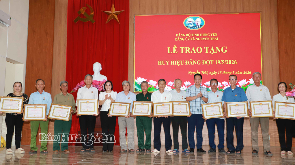 Trao tặng Huy hiệu Đảng đợt 19/5/2026