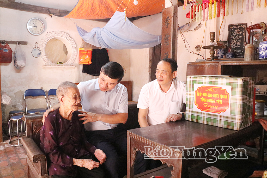 Đồng chí Phó Chủ tịch Thường trực UBND tỉnh thăm, tặng quà người cao tuổi tại phường Hồng Châu