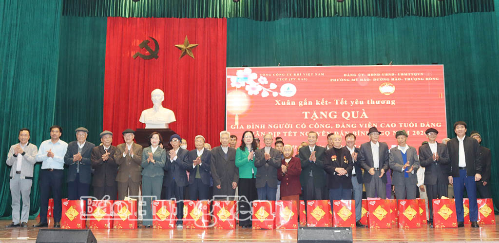 Đồng chí Phó Chủ nhiệm Văn phòng Quốc hội tặng quà Tết tại các địa phương