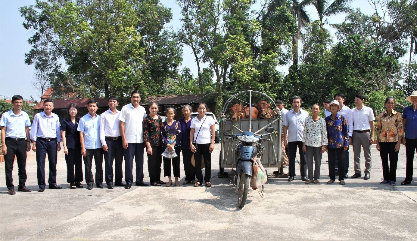 Trao tặng bò cho hội viên nông dân có hoàn cảnh khó khăn trên địa bàn xã Phú Cường