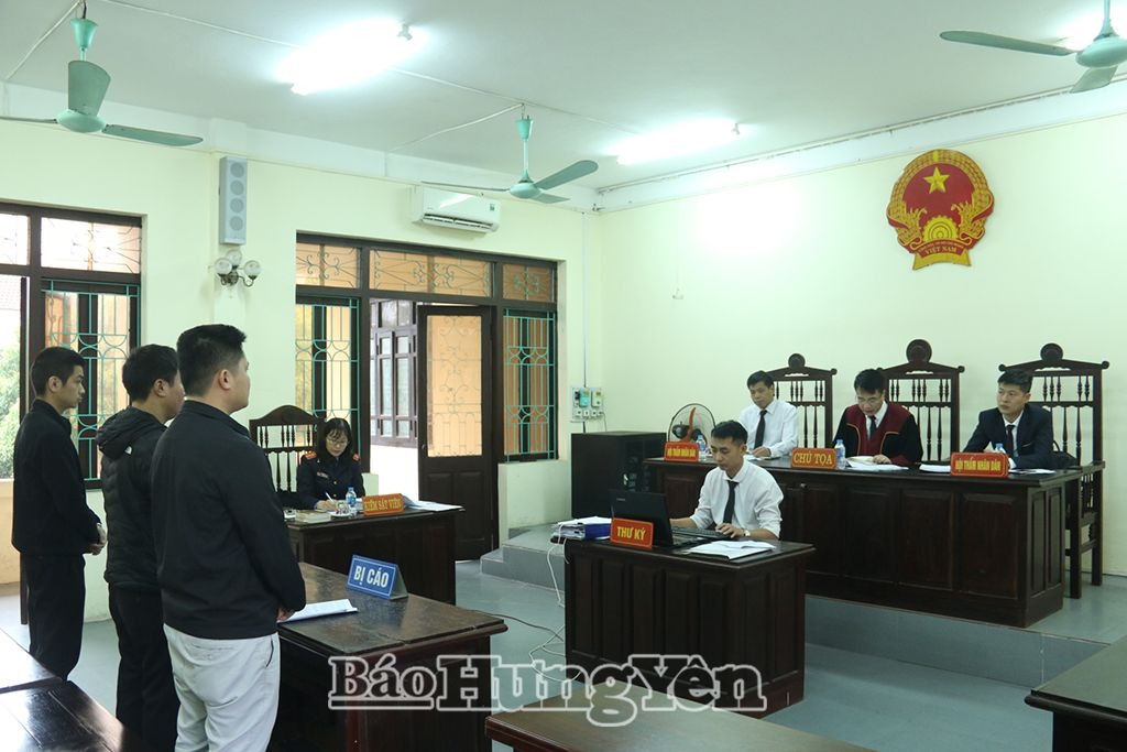 Xét xử 2 vụ án về buôn bán, tàng trữ hàng cấm