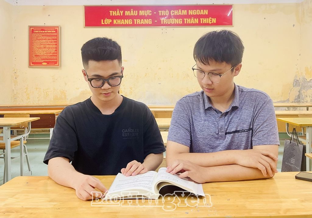 Đôi bạn lớp chuyên được miễn thi tốt nghiệp THPT, tuyển thẳng vào đại học