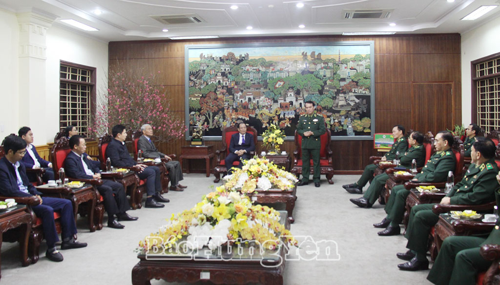 Trung tướng Vũ Trung Kiên, Ủy viên Ban Chấp hành Trung ương Đảng, Tư lệnh Bộ đội Biên phòng thăm, chúc Tết và tặng quà tại phường Phố Hiến