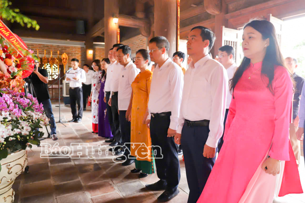 Đoàn công tác của tỉnh Hưng Yên dâng hương tưởng nhớ Chủ tịch Hồ Chí Minh tại Khu Di tích quốc gia đặc biệt Kim Liên