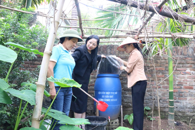 Phó Chủ tịch Hội LHPN tỉnh thăm quan mô hình phát triển kinh tế, kiểm tra việc triển khai tổ chức thực hiện nội dung Đề án 178 ở xã Bảo Khê