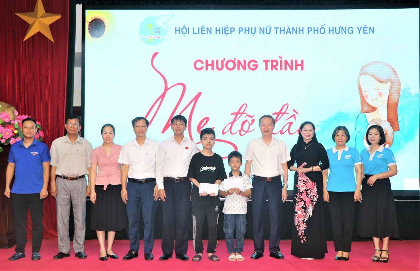 TRUNG TÂM  BẢO VỆ, CHĂM SÓC SỨC KHOẺ CÁN BỘ TỈNH NHẬN ĐỠ ĐẦU HAI TRẺ MỒ CÔI CÓ HOÀN CẢNH KHÓ KHĂN TRÊN ĐỊA BÀN THÀNH PHỐ