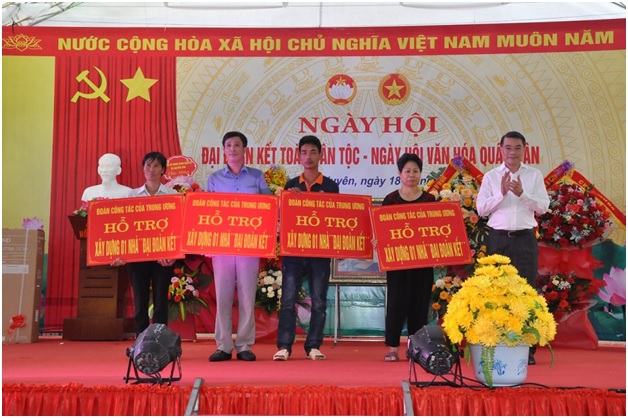 Đồng chí Lê Minh Hưng, Bí thư Trung ương Đảng, Chánh Văn phòng  Trung ương Đảng dự Ngày hội Đại đoàn kết toàn dân tộc, Ngày hội văn hóa quân dân tại Khu dân cư Mão Xuyên, xã Nguyễn Trãi, huyện Ân Thi 