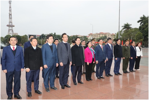 Đồng chí Võ Văn Thưởng, Ủy viên Bộ Chính trị, Thường trực Ban Bí thư Trung ương dâng hoa tại Tượng đài Tổng Bí thư Nguyễn Văn Linh