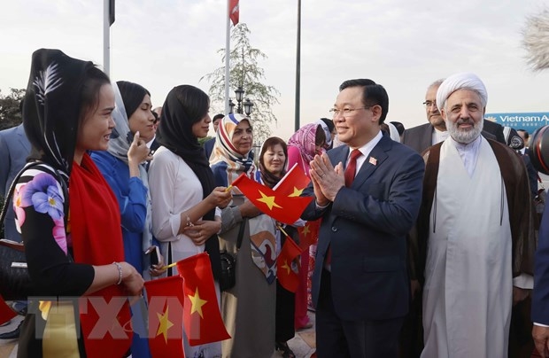Đồng chí Lê Hải Bình và đồng chí Vi-la-vone Phăn-tha-vông nhất trí Ban Tuyên giáo Trung ương Đảng Cộng sản Việt Nam và Ban Tuyên huấn Trung ương Đảng Nhân dân Cách mạng Lào cần tăng cường trao đổi, ch