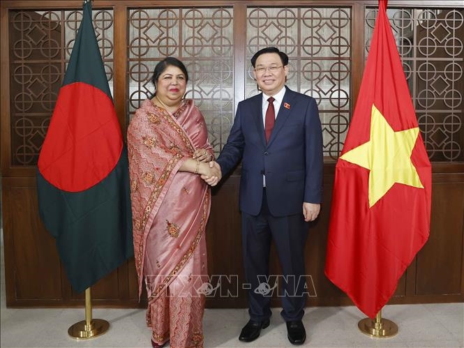 Chủ tịch Quốc hội Vương Đình Huệ hội đàm với Chủ tịch Quốc hội Bangladesh
