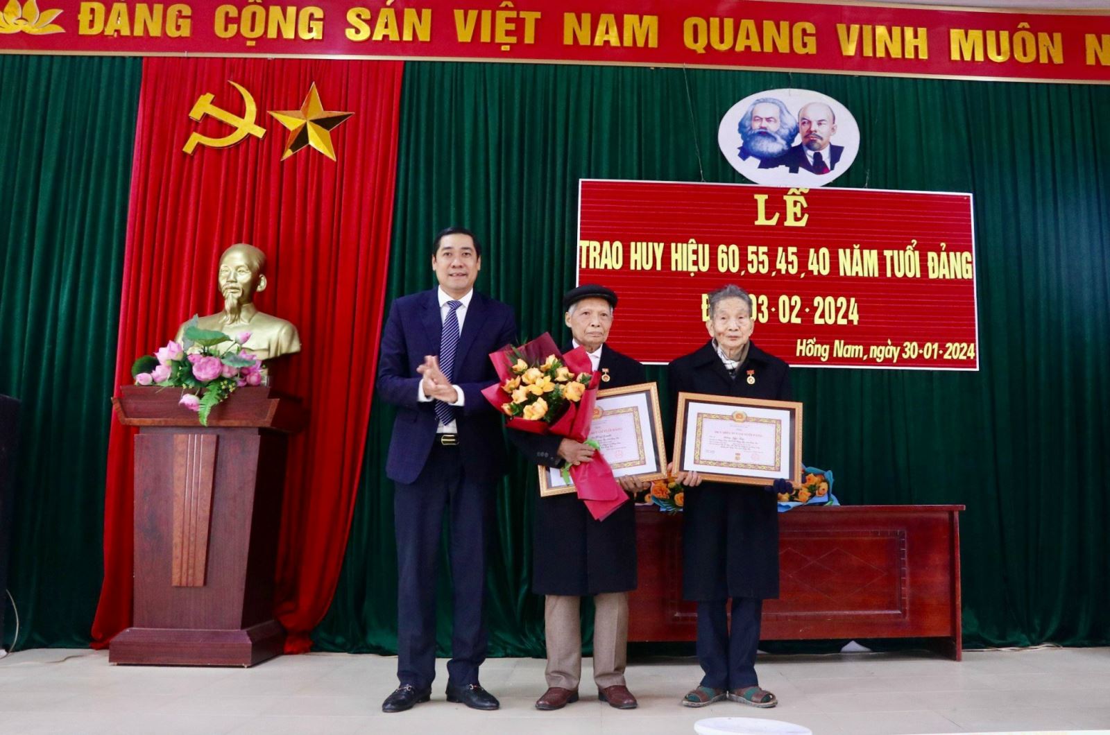 ĐỒNG CHÍ LƯƠNG CÔNG CHANH – PHÓ BÍ THƯ THƯỜNG TRỰC THÀNH ỦY, CHỦ TỊCH HĐND THÀNH PHỐ TRAO HHĐ DỊP 3/2 TẠI XÃ HỒNG NAM.